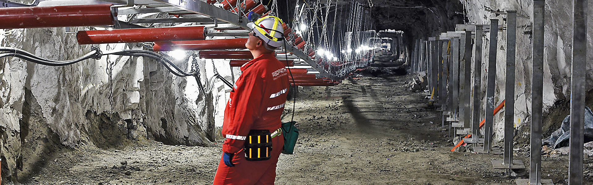 La portée du travail de Redpath consistait à arrêter les longs trous, à développer sans piste et à effectuer des opérations d'exploitation minière par bornes et piliers, y compris la gestion complète de la fonction logistique et technique de la mine.